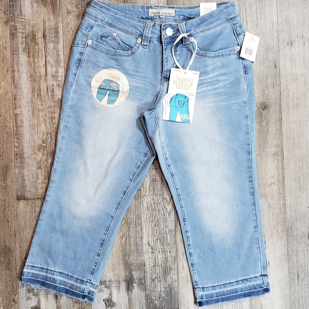 NWT Royalty Wanna betta butt Crops Size 4
